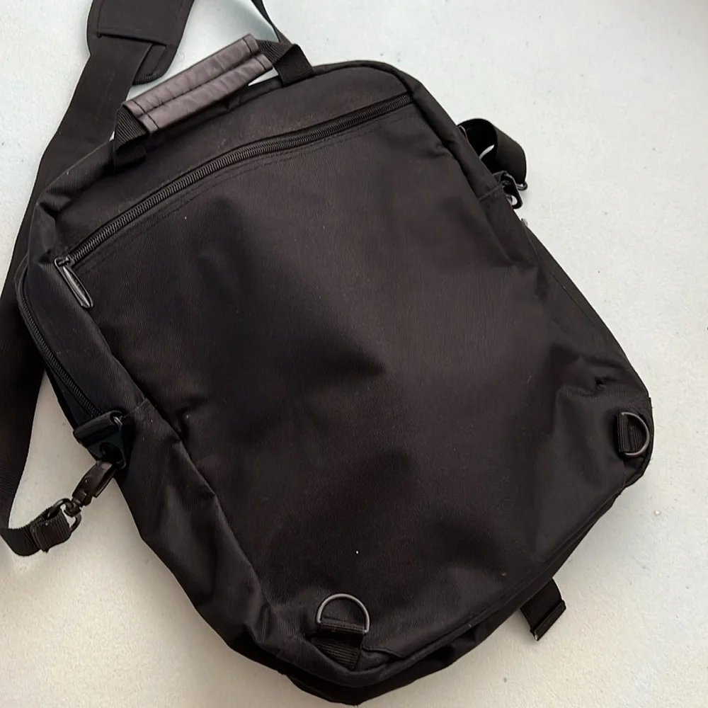 Convertible backpack bag color black